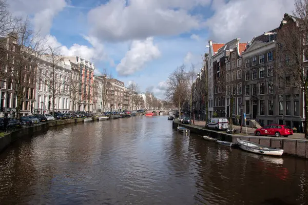 Amsterdam 'daki Keizersgracht ve Leidsegracht Kanalı' nın köşesinden Hollanda 4-3-2020