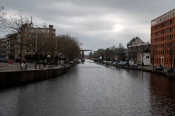 Amsterdam Surinamestraat Caddesi 'ndeki köprüden Hollanda 29-3-2023