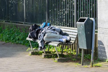 Amsterdam 'da bir bankta uyuyan evsiz adam Hollanda 17-5-2023