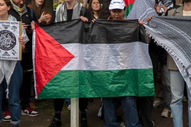 Hollanda 7-5-2024 UVA Üniversitesi 'nde Palenstina Bayraklı Öğrenci Gösterisi düzenliyor.