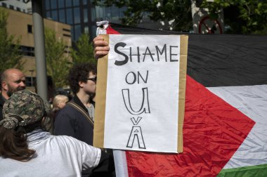 Filistinli bir Keffiyeli Kadın UVA Üniversitesi 'nde Filistinli Özgürlük Gösterisinde Hollanda 7-5-2024