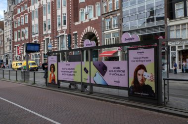 Billboard Swappie Amsterdam 'da bir tramvay durağında yenilenmiş iPhone' lar 27-5-2024