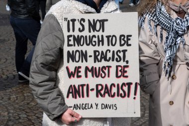 Uluslararası Irkçılık ve Ayrımcılığa Karşı Günü 'nde Angela Y Davis' in Amsterdam 'daki 21 Mart Komitesinden 23-3-2024 tarihli bildirim panosu