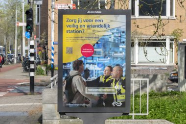 Amsterdam NS Demiryolu 'nda çalışan reklam panosu Hollanda 22-4-2023