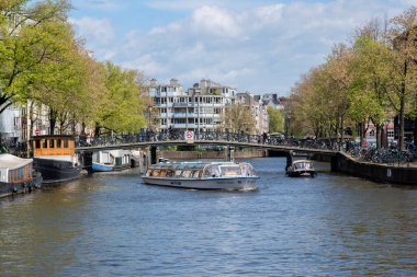 Ir 'deki Canal Cruise Teknesi. B. Bijvoetbrug Köprüsü Amsterdam 22-4-2024 Hollanda