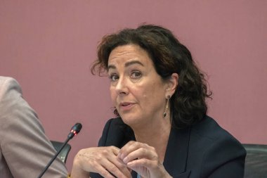 Amsterdam Raadszaal binasındaki halka açık toplantıda Femke Halsema 'yı kapatın Hollanda 10-5-2024