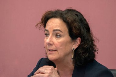 Amsterdam Raadszaal binasındaki halka açık toplantıda Femke Halsema 'yı kapatın Hollanda 10-5-2024