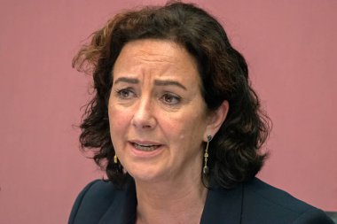 Amsterdam Raadszaal binasındaki halka açık toplantıda Femke Halsema 'yı kapatın Hollanda 10-5-2024