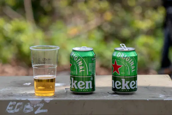 stock image Close Up Cans Of Heineken Beer And Plastic Glass At Amsterdam The Netherlands 27-4-2023