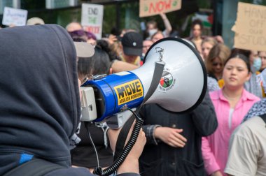 UVA Üniversitesi Amsterdam 'daki Öğrenci Gösterisinde Megafonu Kapat 7-5-2024