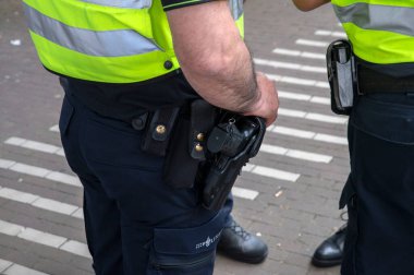 Amsterdam 'da Polis Silahını Kapat Hollanda 13-5-2024