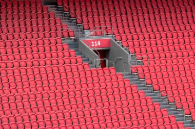 Amsterdam 'daki Johan Cruijff' da çıkışı olan merdivenlerle çevrili yakın koltuklar. Hollanda 21-9-2022.