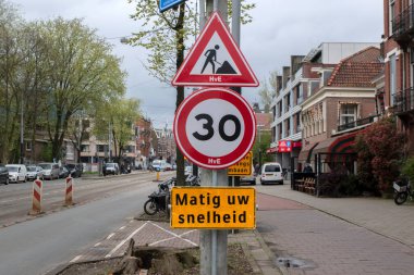 Amsterdam 'da sokak tabelasını kapatma ve maksimum hız 30 km Hollanda 3-4-2024