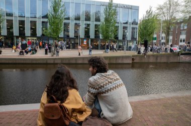 Amsterdam 'daki Roeterseiland Kompleksi UVA Üniversitesi' ndeki çift Hollanda 7-5-2024