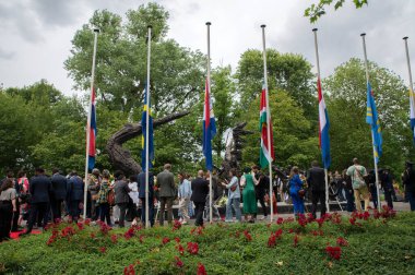 Hollanda 'daki Keti Koti Festivali' nde kölelik anıtının önünden geçen kalabalık 1-7-2024