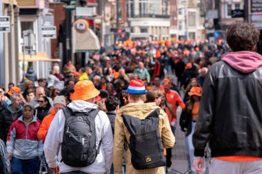 Amsterdam 'daki Leidsestraat' ta Yürüyen Kalabalık 27-4-2023