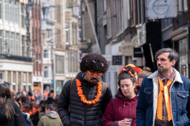 Amsterdam 'daki Leidsestraat' ta Yürüyen Kalabalık 27-4-2023