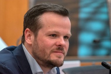 Daan Wijnants Amsterdam Raadszaal binasındaki halk toplantısında Hollanda 10-5-2024