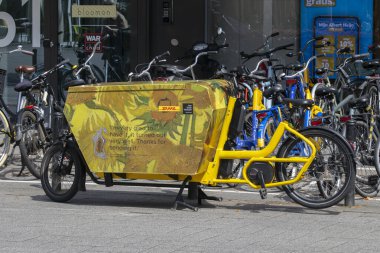 DHL Teslimat Bisikleti Amsterdam 'da Hollanda 4-5-2023