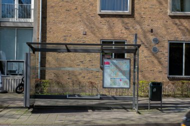 Amsterdam 'daki Boş Otobüs Durağı Hollanda 10-4-2024