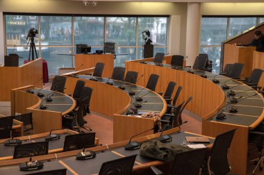 Amsterdam Raadszaal Binası 'ndaki toplantıda Konsey için boş koltuklar. Hollanda 10-5-2024.