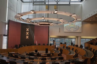 Amsterdam Raadszaal Binası 'ndaki toplantıda Konsey için boş koltuklar. Hollanda 10-5-2024.