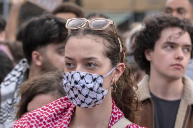 UVA Üniversitesi Amsterdam 'daki Filistinli Öğrenci Gösterisinde Ağzı Kapaklı Kadın 7-5-2024