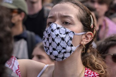 UVA Üniversitesi Amsterdam 'daki Filistinli Öğrenci Gösterisinde Ağzı Kapaklı Kadın 7-5-2024