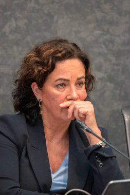 Femke Halsema, Amsterdam Raadszaal binasındaki halk toplantısında Hollanda 10-5-2024