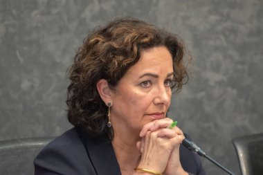 Femke Halsema, Amsterdam Raadszaal binasındaki halk toplantısında Hollanda 10-5-2024