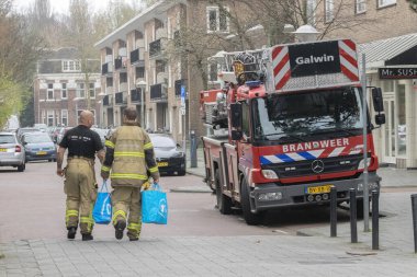 İtfaiye, Amsterdam 'daki AH süpermarketinde alışveriş yapıyor. Hollanda 9-4-2023.