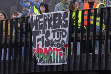 UVA Üniversitesi Amsterdam 'daki Öğrenci Gösterisinde Özgür Filistinli Grup Hollanda 13-5-2024