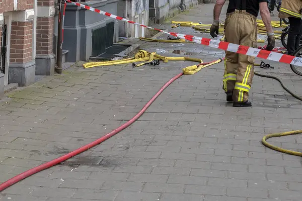 Hollanda 27-4-2023 Amsterdam 'da Ducktape' in arkasında çalışan itfaiye teşkilatı.