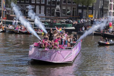 Amsterdam 'da Teknelerle Gaypride Kanal Geçidi Hollanda 6-8-2022