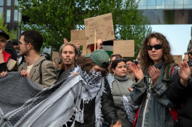 UVA Üniversitesi Amsterdam 'daki Öğrenci Gösterisinde Protestocu Grubu 7-5-2024