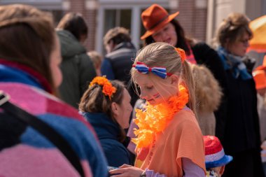 Çocuk Fleamarket 'teki kız Kingsday' de Artis Hayvanat Bahçesinde 27-4-2023 Hollanda