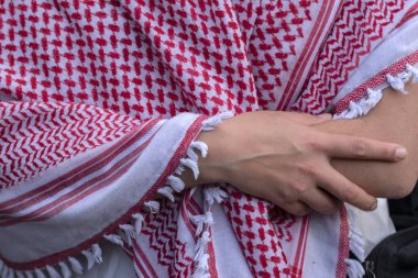 UVA Üniversitesi Amsterdam 'da düzenlenen Öğrenci Gösterisinde Filistinli Şalı Tutan Eller 7-5-2024