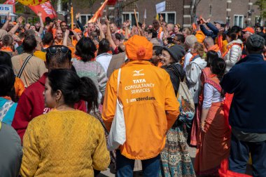 Kingsday 'de Hare Krishna Kutlaması Amsterdam' da 24-7-2023 Hollanda