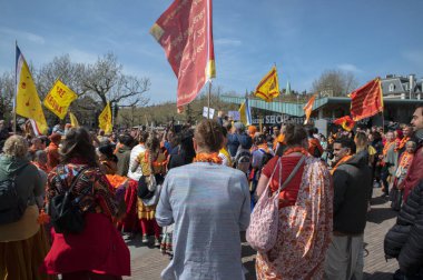 Kingsday 'de Hare Krishna Kutlaması Amsterdam' da 24-7-2023 Hollanda