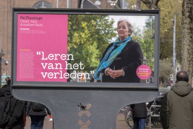 Amsterdam 'daki Tarihi Billboard De Plantage Hollanda 27-4-2023