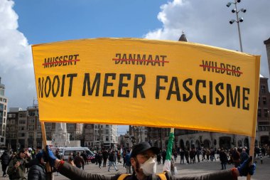 Uluslararası Irkçılık ve Ayrımcılığa Karşı Gün 'de, Amsterdam' da 21 Mart 'ta 23-3-2024 tarihlerinde ilan panosu taşıyordu.