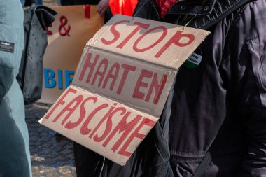 Uluslararası Irkçılık ve Ayrımcılığa Karşı Gün 'de, Amsterdam' da 21 Mart 'ta 23-3-2024 tarihlerinde ilan panosu taşıyordu.