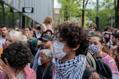 UVA Üniversitesi Amsterdam 7-5-2024 Öğrenci Gösterisinde Kalabalıkta Protesto Eden Bir Adam