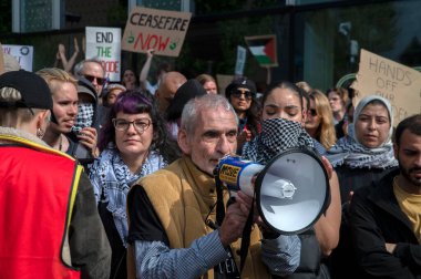 UVA Üniversitesi Amsterdam 7-5-2024 Öğrenci Gösterisinde Kalabalıkta Protesto Eden Bir Adam