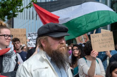 UVA Üniversitesi Amsterdam 7-5-2024 Öğrenci Gösterisinde Kalabalıkta Protesto Eden Bir Adam