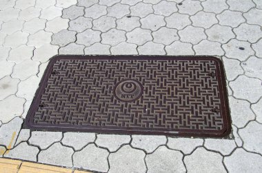 Osaka Japonya 'daki NTT kanalizasyon kapağını kapatın 4-9-2016