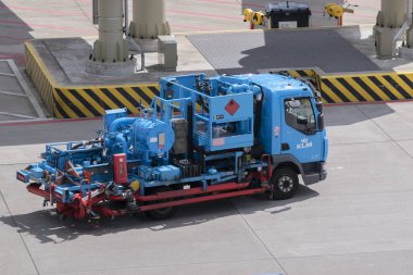 Schiphol Havaalanı 'nda petrol kamyonu. Hollanda 25-5-2024.