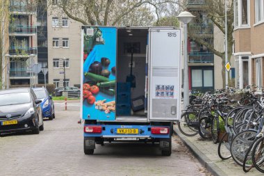 Amsterdam 'da bir AH süpermarketinin arkasında açık kapı. Hollanda 10-4-2023.