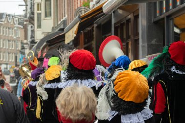 Amsterdam 'daki Sinterklaas Festivali' nde geçit töreni Hollanda 3-11-2022