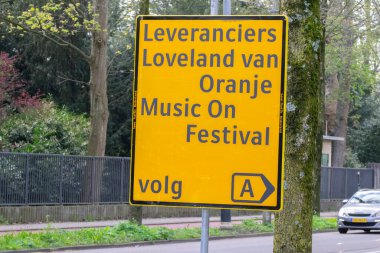 Amsterdam 'daki Kingsday LoêFestival Sokak Tabelasına hazırlanıyor. Hollanda 24-4-2023